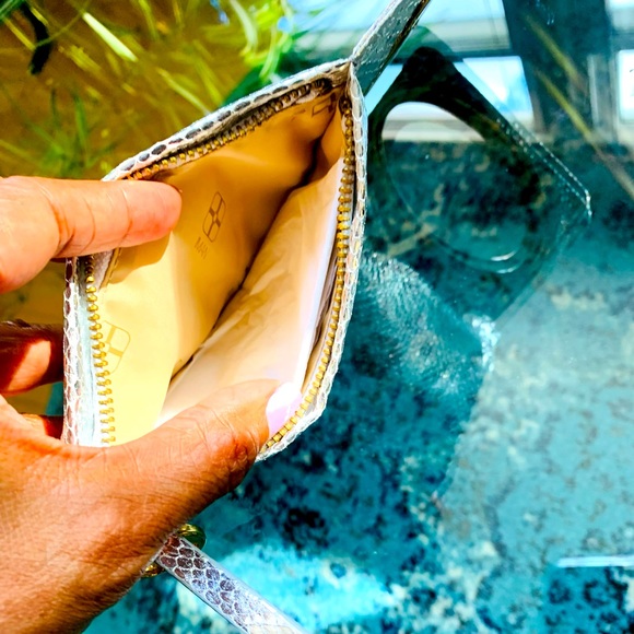 ✨ IMAN✨ Metallic Silver Mini Clutch W/Gold Hardware & Logo Medallion - Picture 6 of 10